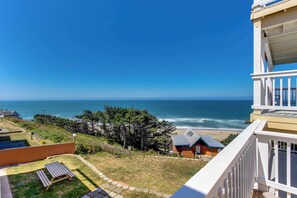Property grounds - Upper-Level Studio with Sweeping Ocean Views - Dog-Friendly (Lincoln City)