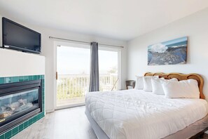 Room - Upper-Level Studio with Sweeping Ocean Views - Dog-Friendly (Lincoln City)