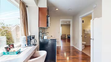 Køleskab, mikrobølgeovn, ovn, kogeplade