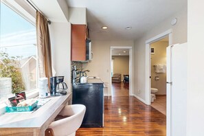 Køleskab, mikrobølgeovn, ovn, kogeplade