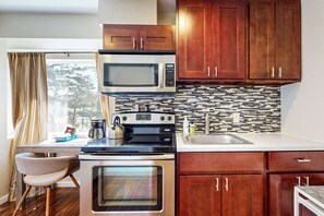 Kylskåp, mikrovågsugn, ugn och spishäll