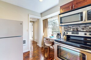 Kylskåp, mikrovågsugn, ugn och spishäll