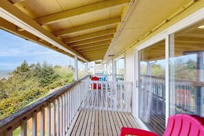 Terrace/patio - Affordable Dog Friendly Studio Ocean Views and Nearby Beach Access (Lincoln City)