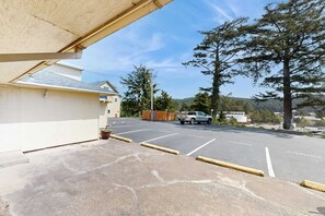 Property grounds - Affordable Dog-Friendly Studio, Ocean Views & Nearby Beach Access (Lincoln City)