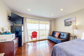 WiFi, bed sheets - Affordable Dog-Friendly Studio, Ocean Views & Nearby Beach Access (Lincoln City)