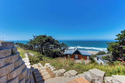 Lovely Oceanview Condo Close to the Beach Dogs Welcome