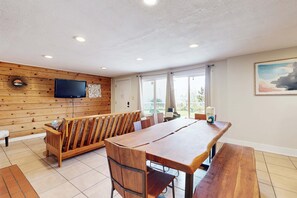 Interior - Cozy Coastal Condo with Ocean View Close to the Beach Dogs OK (Lincoln City)
