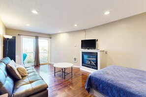 Room - Dog-Friendly Studio with Private Balcony - Miles of Beach just Steps Away (Lincoln City)