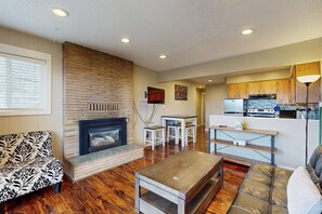 TV, fireplace - Oceanview Condo with Easy Beach Access and Full Kitchen Dogs OK (Lincoln City)
