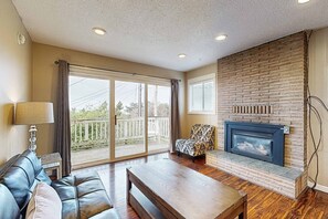 TV, fireplace - Oceanview Condo with Easy Beach Access and Full Kitchen Dogs OK (Lincoln City)