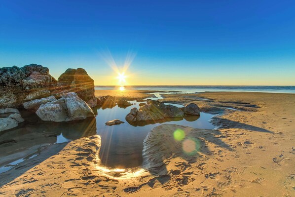 Beach nearby - Quaint Condo with Ocean Views & Easy Beach Access - Dogs OK (Lincoln City)