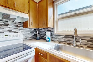 Private kitchen - Quaint Condo with Ocean Views & Easy Beach Access - Dogs OK (Lincoln City)