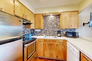 Fridge, microwave, oven, stovetop - Dog-Friendly Condo with Beach Access & Ocean Views from Private Balcony (Lincoln City)