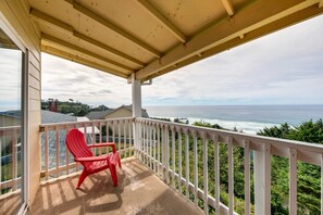 Property grounds - Oceanview Condo with Full Kitchen Balcony Beach Access Nearby (Lincoln City)