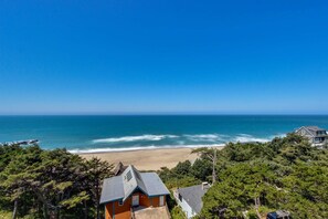 Beach nearby - Oceanview Condo with Full Kitchen Balcony Beach Access Nearby (Lincoln City)