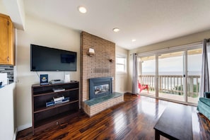 TV, fireplace - Oceanview Condo with Full Kitchen Balcony Beach Access Nearby (Lincoln City)