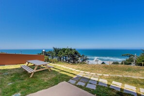 Outdoor dining - Oceanview Condo with Full Kitchen Balcony Beach Access Nearby (Lincoln City)