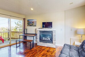 Living area - Dog-Friendly Condo with Partial Ocean Views - Short Walk to the Beach (Lincoln City)