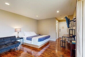 Room - Welcoming Studio with Ocean View & Nearby Beach Access - Dogs OK (Lincoln City)