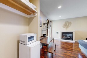 Interior - Welcoming Studio with Ocean View & Nearby Beach Access - Dogs OK (Lincoln City)