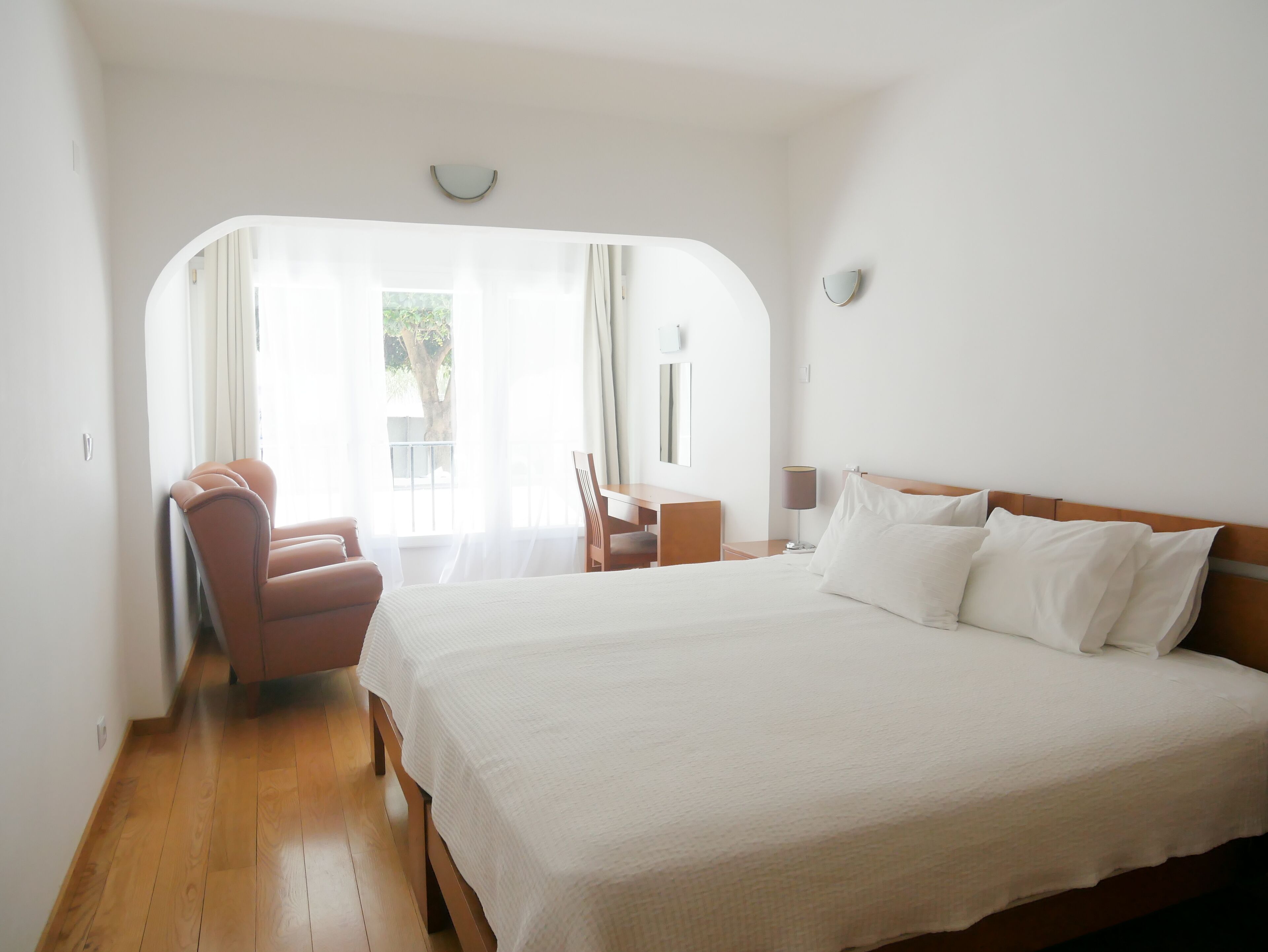 Quarto com zona de trabalho