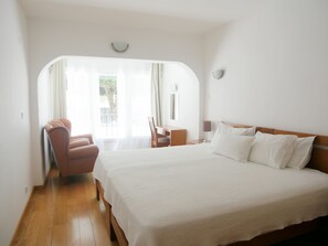 Escritorio, tabla de planchar con plancha, wifi gratis y ropa de cama 