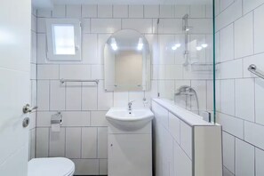Chuveiro, secador de cabelo, toalhas de banho, sabonete