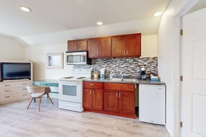 Private kitchen - Private Hillside Condo in the Heart of Lincoln City - Dog-Friendly (Lincoln City)