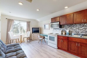 Private kitchen - Private Hillside Condo in the Heart of Lincoln City - Dog-Friendly (Lincoln City)
