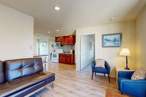 TV - Sandstone Point Condo Only a Few Blocks to the Beach Dogs Welcome (Lincoln City)