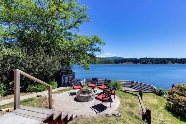 Terrace/patio - Dog Friendly Lakefront Vacation Home with Stunning Views and Spacious Deck (Lincoln City)