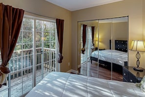 3 bedrooms, WiFi, bed sheets - Dog Friendly Lakefront Vacation Home with Stunning Views and Spacious Deck (Lincoln City)