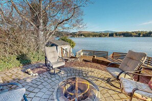Terrace/patio - Dog Friendly Lakefront Vacation Home with Stunning Views and Spacious Deck (Lincoln City)