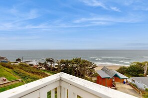 Property grounds - Newly Remodeled Condo with Marvelous Ocean Views Nearby Beach Access Dogs OK (Lincoln City)