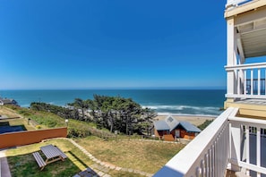 Property grounds - Ocean Views and Pure Luxury Await Dog Friendly Home with WiFi (Lincoln City)