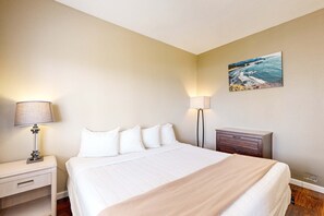 4 bedrooms, iron/ironing board, WiFi, bed sheets - Ocean Views and Pure Luxury Await Dog Friendly Home with WiFi (Lincoln City)