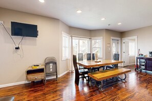 Dining - Ocean Views and Pure Luxury Await Dog Friendly Home with WiFi (Lincoln City)