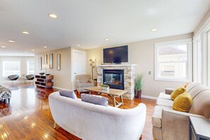 TV, fireplace - Luxurious and Spacious Renovated Condo with Gorgeous Ocean Views Dogs OK (Lincoln City)