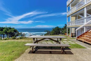 Outdoor dining - Huge Renovated Condo with Ocean Views and Nearby Beach Access Dog Friendly (Lincoln City)
