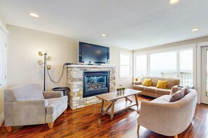 TV, fireplace, offices - Huge Renovated Condo with Ocean Views and Nearby Beach Access Dog Friendly (Lincoln City)