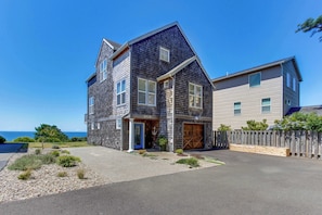 Exterior - Pristine Home with Stunning Views Short Walk to Beach Right in Town (Lincoln City)