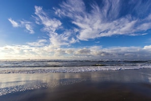 Beach nearby - Pristine Home with Stunning Views Short Walk to Beach Right in Town (Lincoln City)