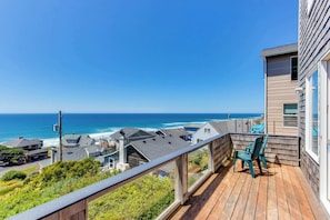 Property grounds - Pristine Home with Stunning Views Short Walk to Beach Right in Town (Lincoln City)