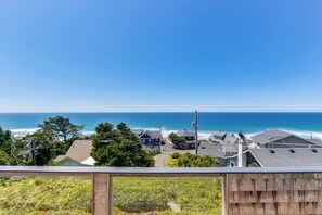 Property grounds - Pristine Home with Stunning Views Short Walk to Beach Right in Town (Lincoln City)