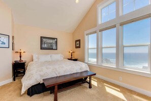 3 bedrooms, WiFi, bed sheets - Pristine Home with Stunning Views Short Walk to Beach Right in Town (Lincoln City)