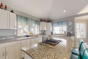 Jääkaappi, mikroaaltouuni, uuni, liesi