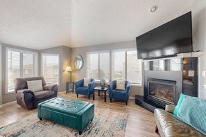 Televisio, takka, pöytäjalkapallopöytä, työhuone