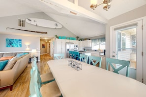Dining - Gorgeous Ocean Views Private Hot Tub Game Room WiFi Patio and Washer Dryer (Lincoln City)