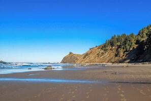 Beach - Inviting Haven with Large Yard WiFi and Partial Ocean View Steps to Beach (Lincoln City)