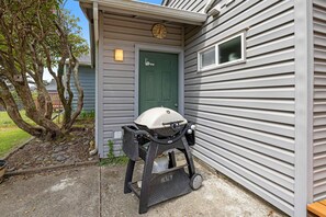 Terrace/patio - Inviting Haven with Large Yard WiFi and Partial Ocean View Steps to Beach (Lincoln City)